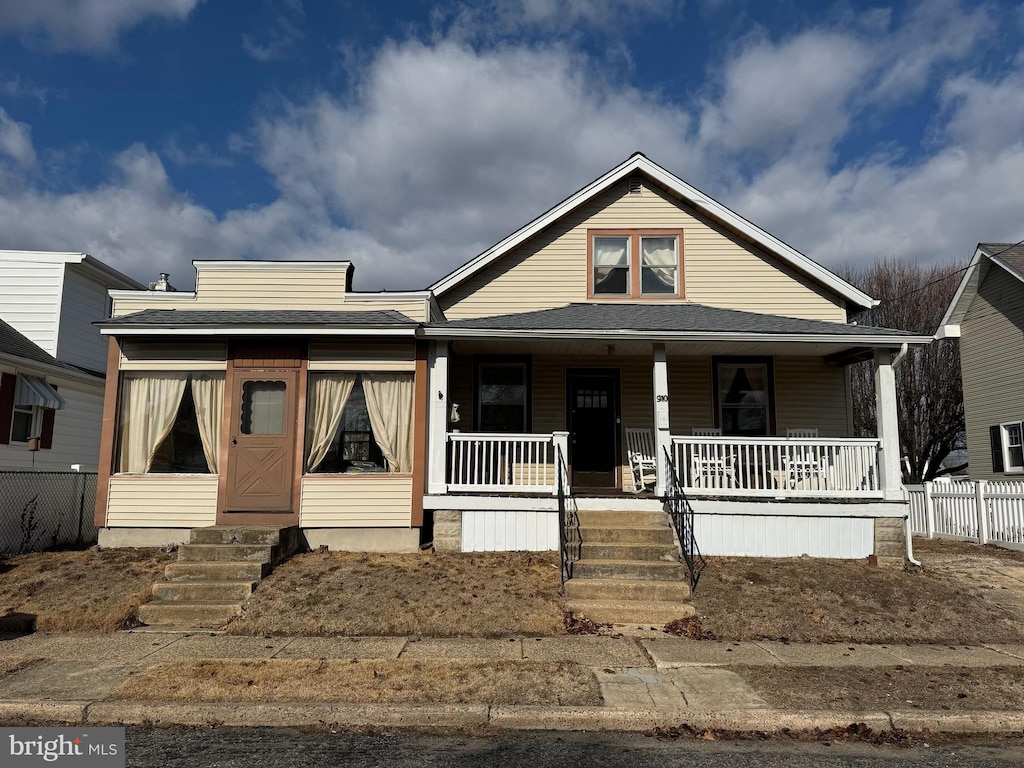 view of front of property featuring a porch