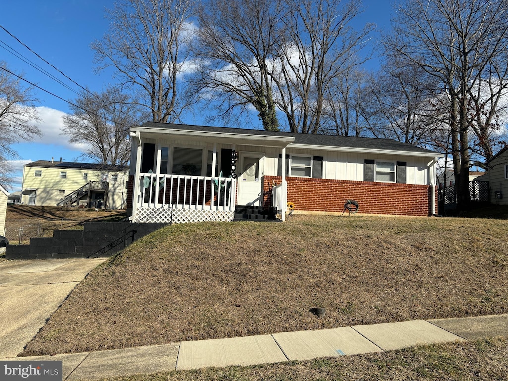 view of front of house featuring a front lawn and covered porch