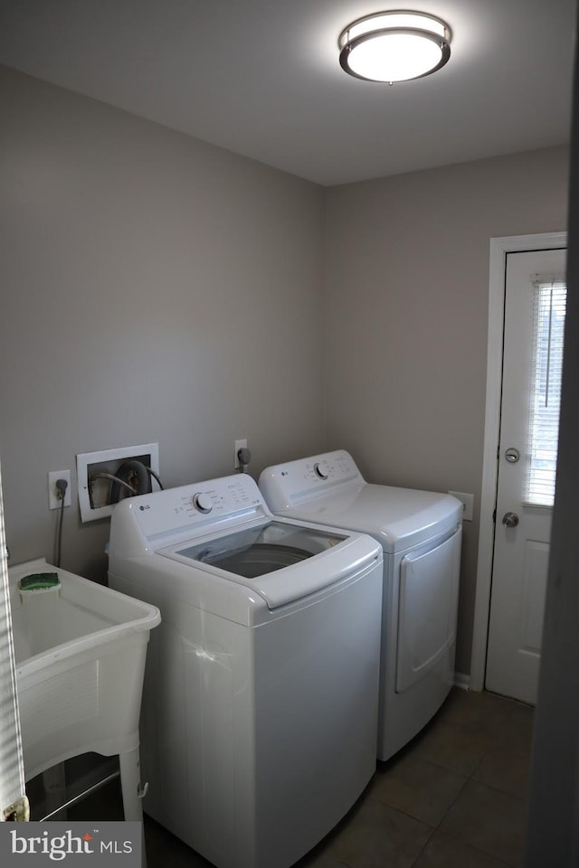 laundry area featuring washing machine and clothes dryer and sink