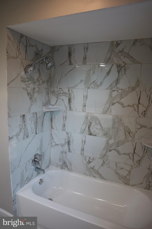 bathroom featuring tiled shower / bath