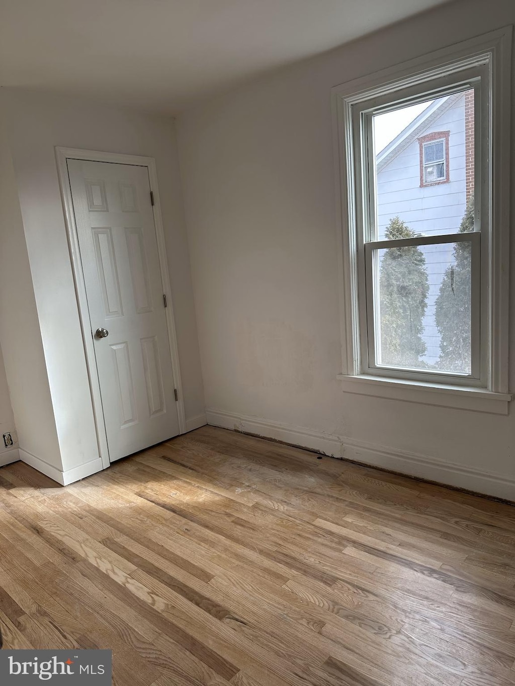 unfurnished room featuring light hardwood / wood-style flooring