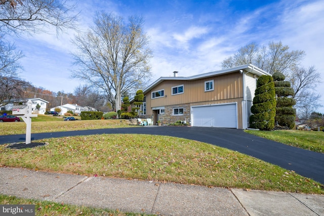 view of front of house featuring a garage and a front lawn