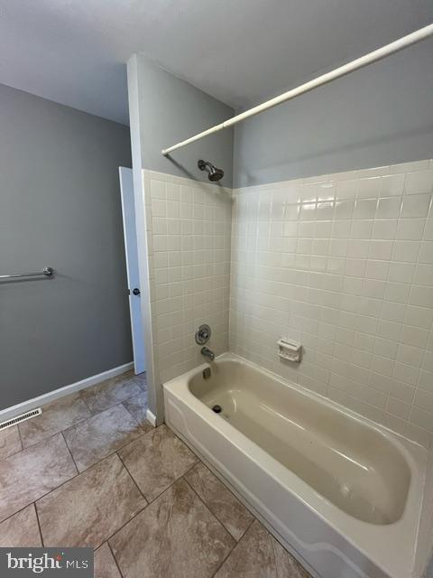 bathroom with tiled shower / bath combo