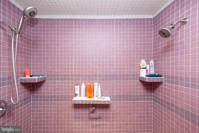 bathroom featuring tiled shower