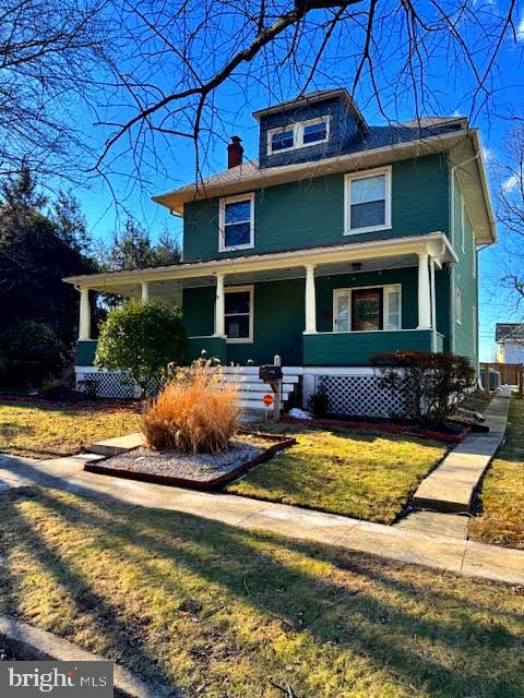 view of front of home featuring a porch and a front lawn