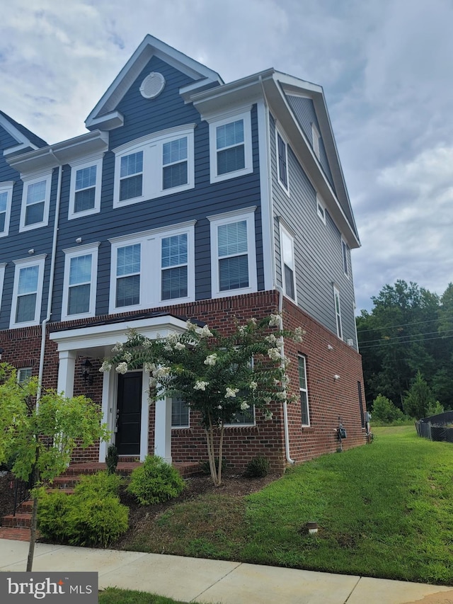 view of front of house featuring a front lawn