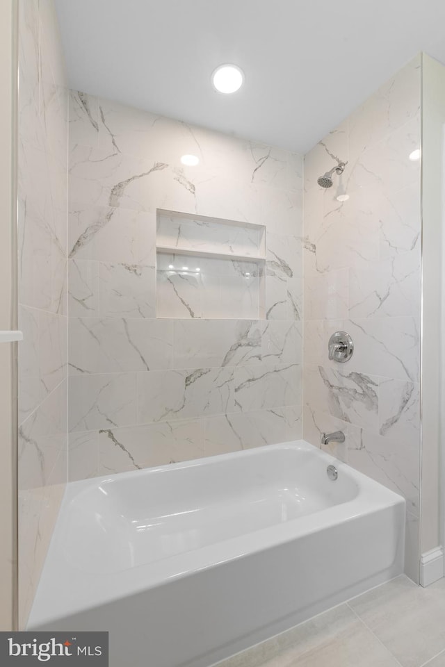 bathroom featuring tiled shower / bath combo