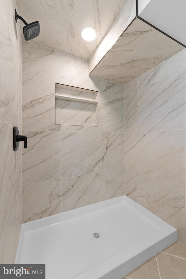 bathroom featuring a tile shower