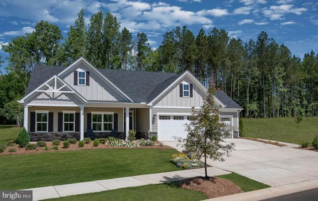 craftsman house featuring a garage and a front lawn