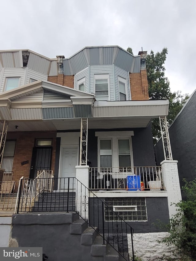 view of front of property featuring a porch