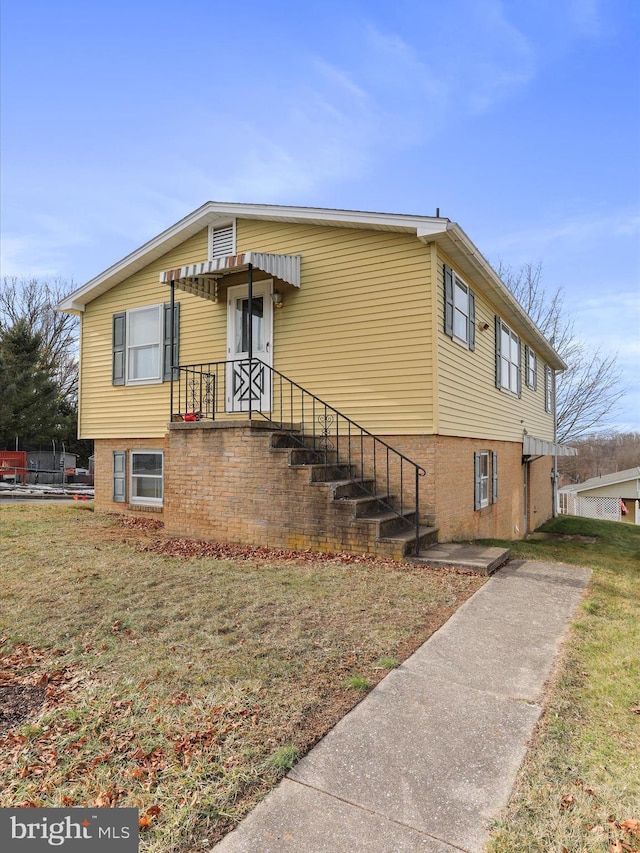 view of front of home featuring a front lawn