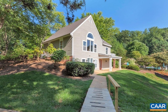 view of front of house featuring a front yard