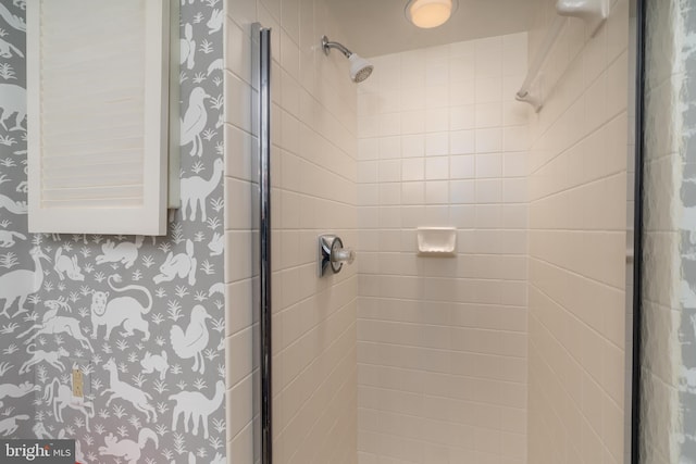 bathroom featuring a tile shower