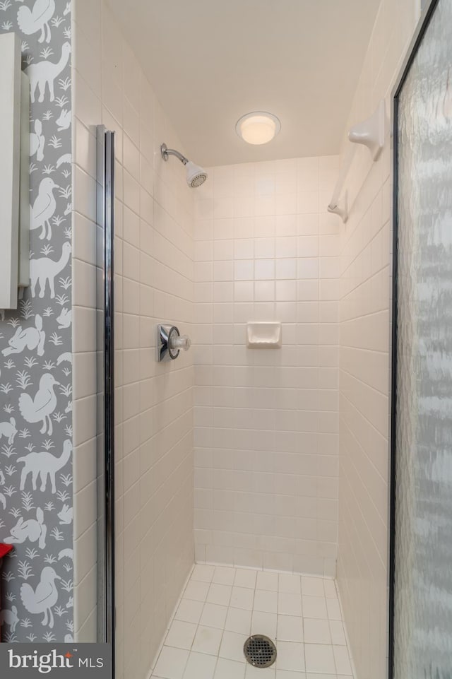 bathroom featuring tiled shower