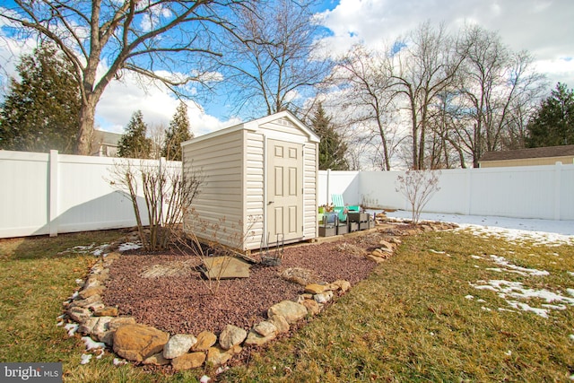 view of yard featuring a storage shed