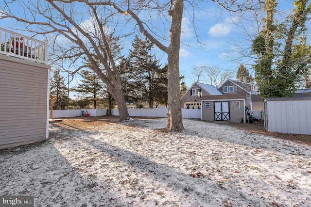 view of yard with a shed