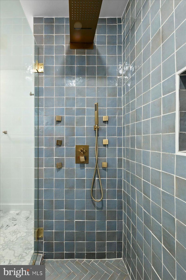 bathroom featuring tiled shower