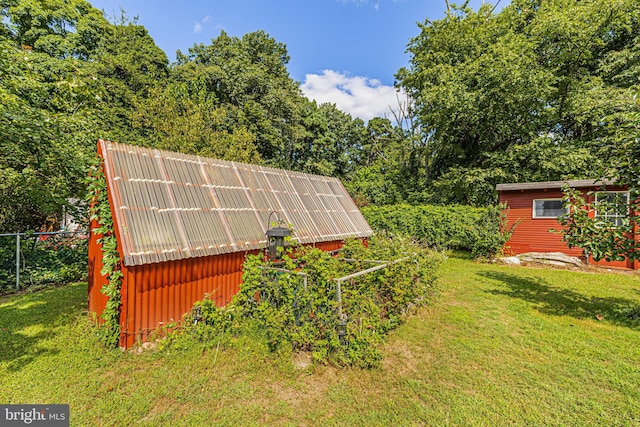 view of yard with an outbuilding