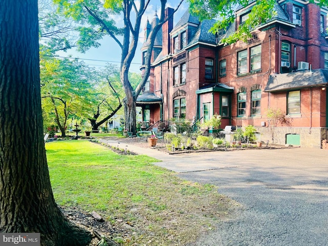 view of front facade featuring a front lawn