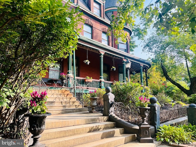 entrance to property featuring covered porch