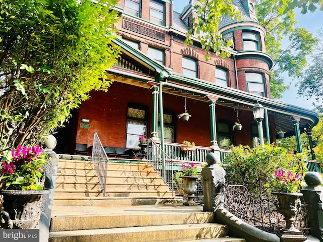 view of front of property with covered porch