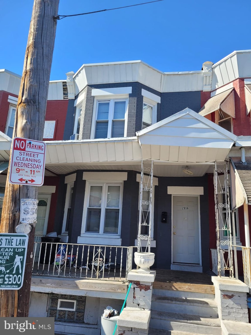 townhome / multi-family property featuring covered porch