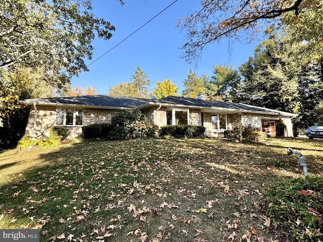 single story home with a front lawn