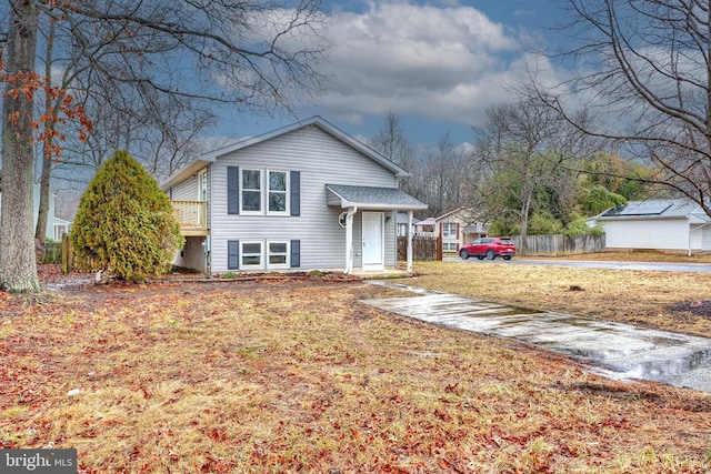 view of front of home featuring a front lawn and fence