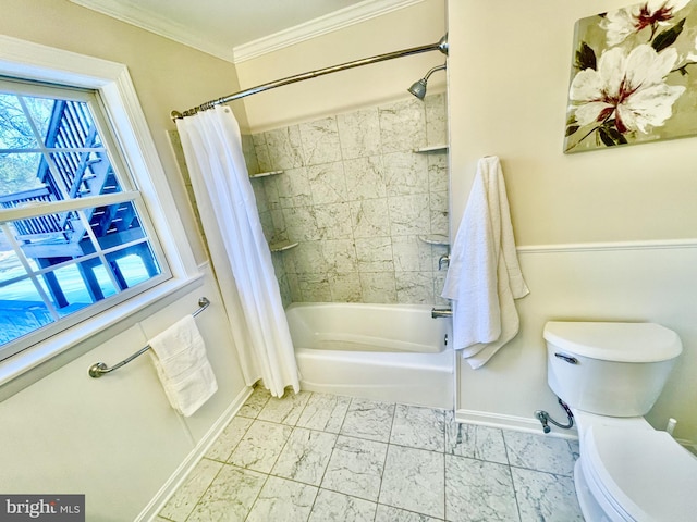 bathroom with a healthy amount of sunlight, ornamental molding, toilet, and shower / bath combo