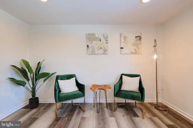 sitting room featuring recessed lighting, wood finished floors, and baseboards