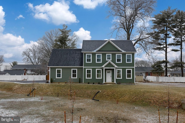 view of front of house with a front lawn