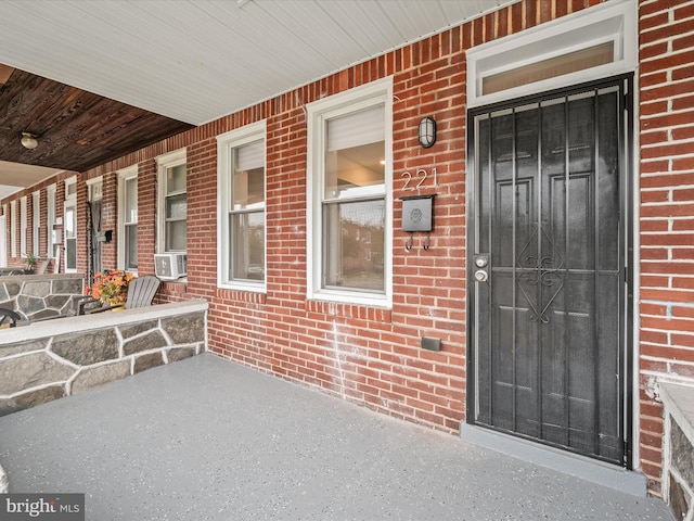 property entrance with covered porch