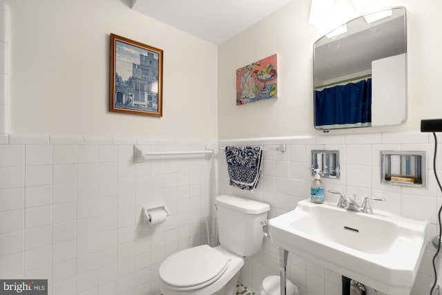 bathroom featuring toilet and sink