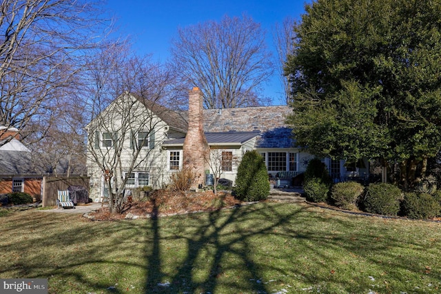 view of front of home featuring a front lawn