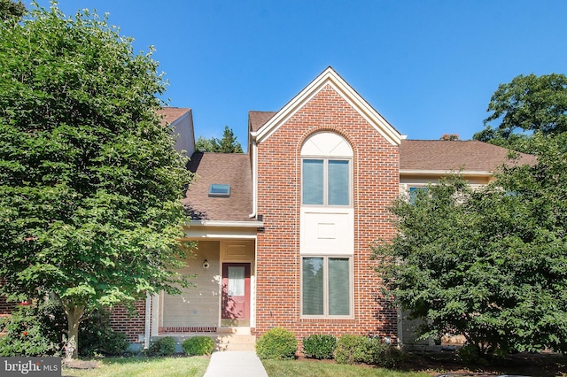 view of front of home featuring a front yard