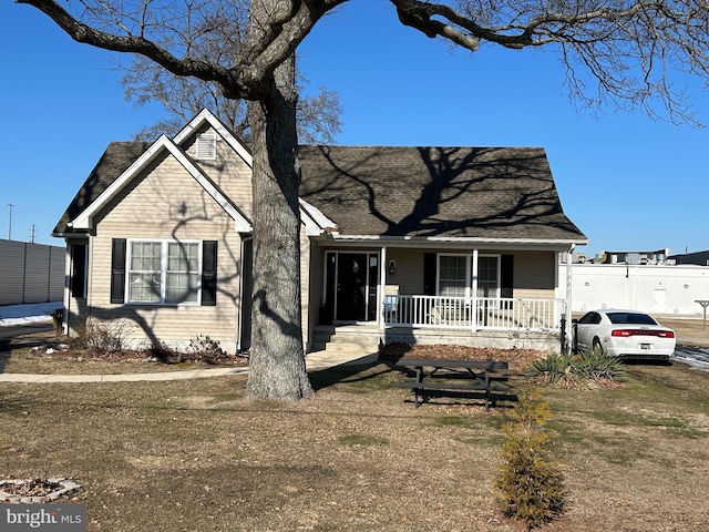 view of front of house featuring covered porch and a front yard