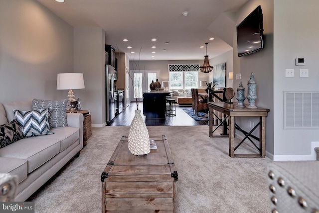 living room with baseboards, visible vents, carpet flooring, and recessed lighting