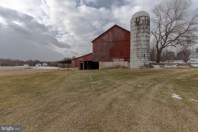 view of barn with a yard