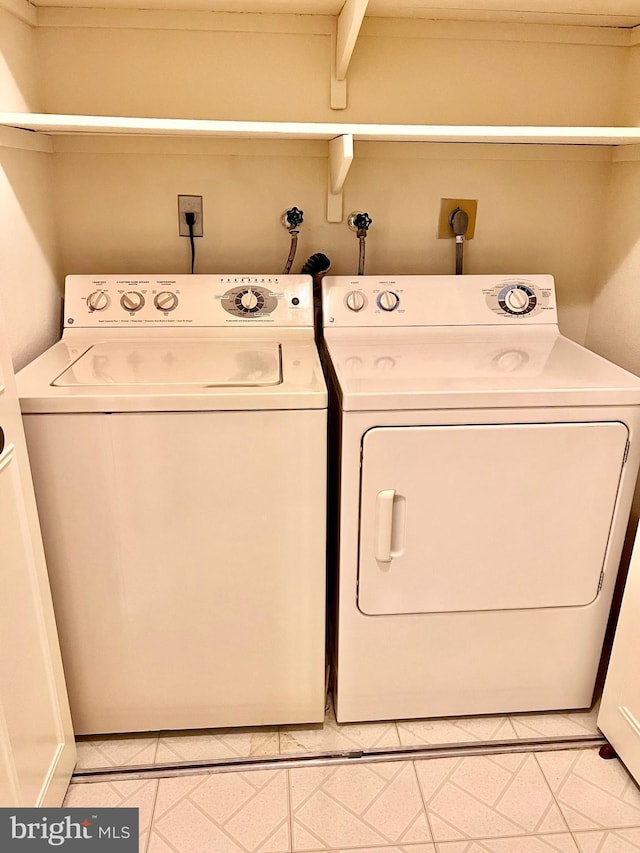 laundry area with laundry area and washing machine and clothes dryer