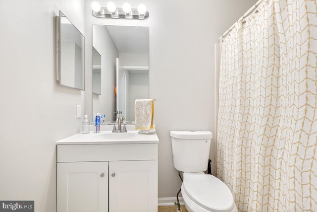 full bathroom featuring toilet, curtained shower, baseboards, and vanity