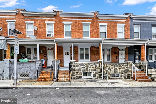 townhome / multi-family property featuring cooling unit