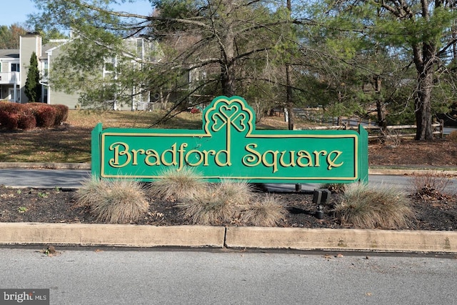 view of community / neighborhood sign