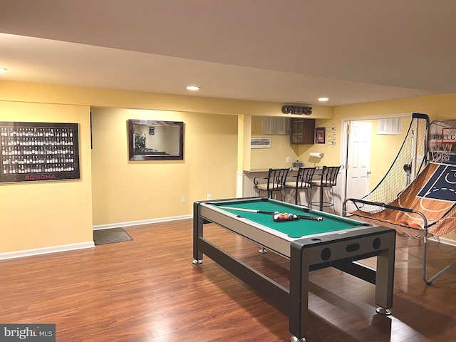 playroom featuring hardwood / wood-style flooring, bar area, and billiards