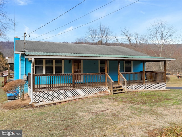 view of front facade featuring covered porch and a front yard