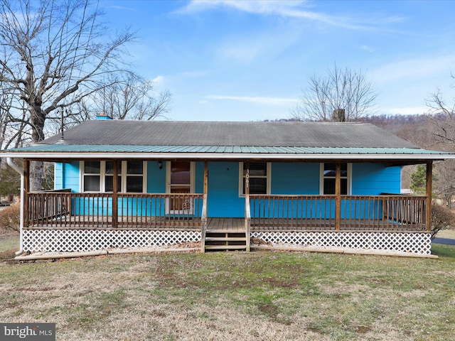 view of front of house featuring a front lawn and covered porch