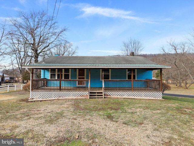 view of front of home featuring a front lawn