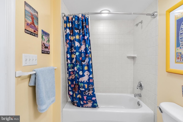 bathroom featuring toilet and shower / bath combo with shower curtain