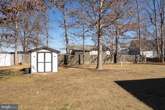 view of yard featuring a storage shed