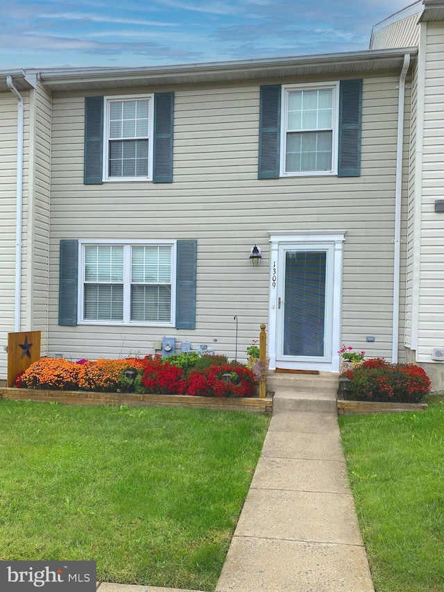 view of front of property with a front yard