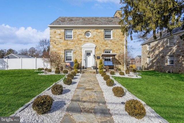 colonial inspired home featuring a front yard